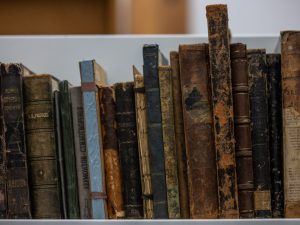 اتهامات لموسكو بسرقة عيون الأدب الروسي من مكتبات أوروبا الشرقية