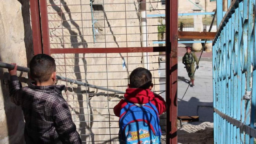 الحركة فيه ممنوعة.. الاحتلال يحوّل وسط الخليل إلى سجن