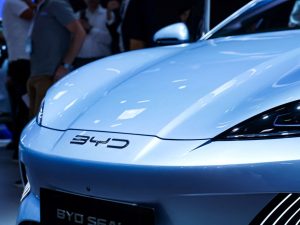 الصين تزيح اليابان وتعتلي عرش مُصدّري السيارات بالعالم