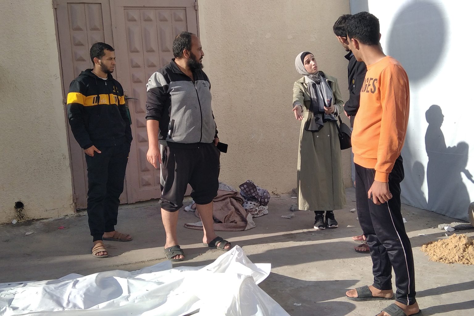 سباق مع مهلة الهدنة لانتشال الجثث بغزة