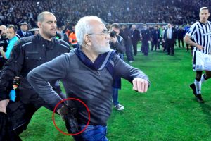 حكم يوناني يقرّ بتغيير نتيجة مباراة قمة تحت تهديد السلاح