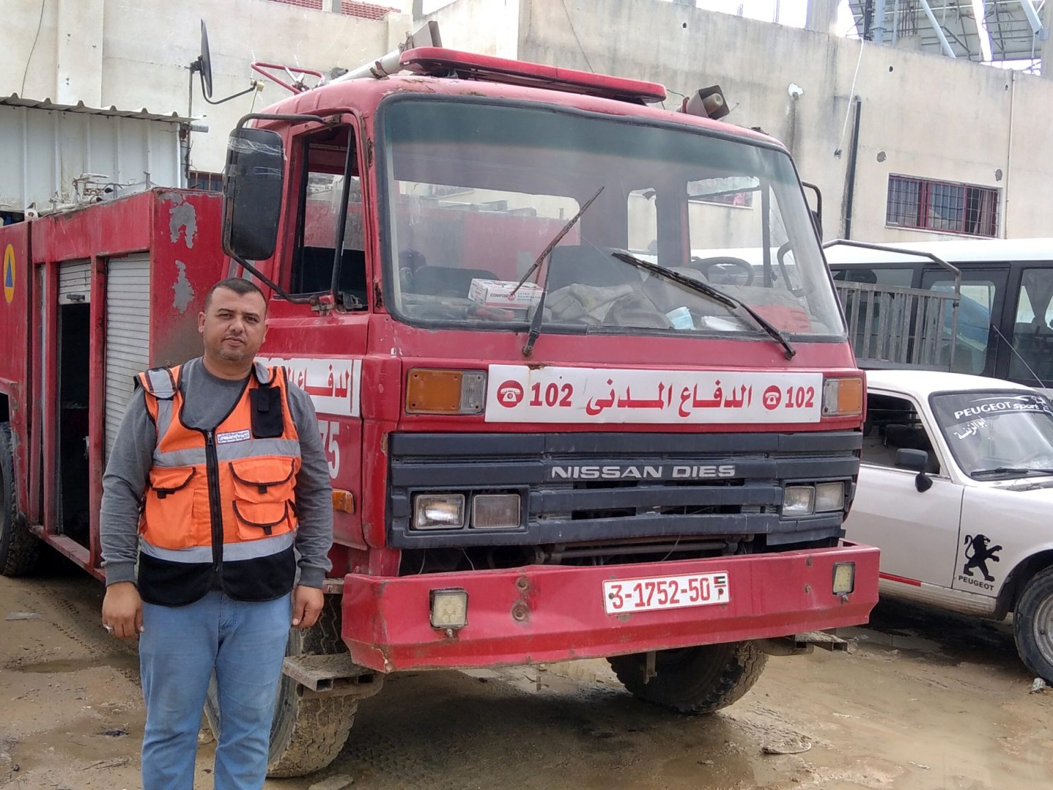 أحياء تحت الركام وجثث منتفخة والمعدات بدائية.. رجل دفاع مدني بغزة يحكي للجزيرة نت يومياته