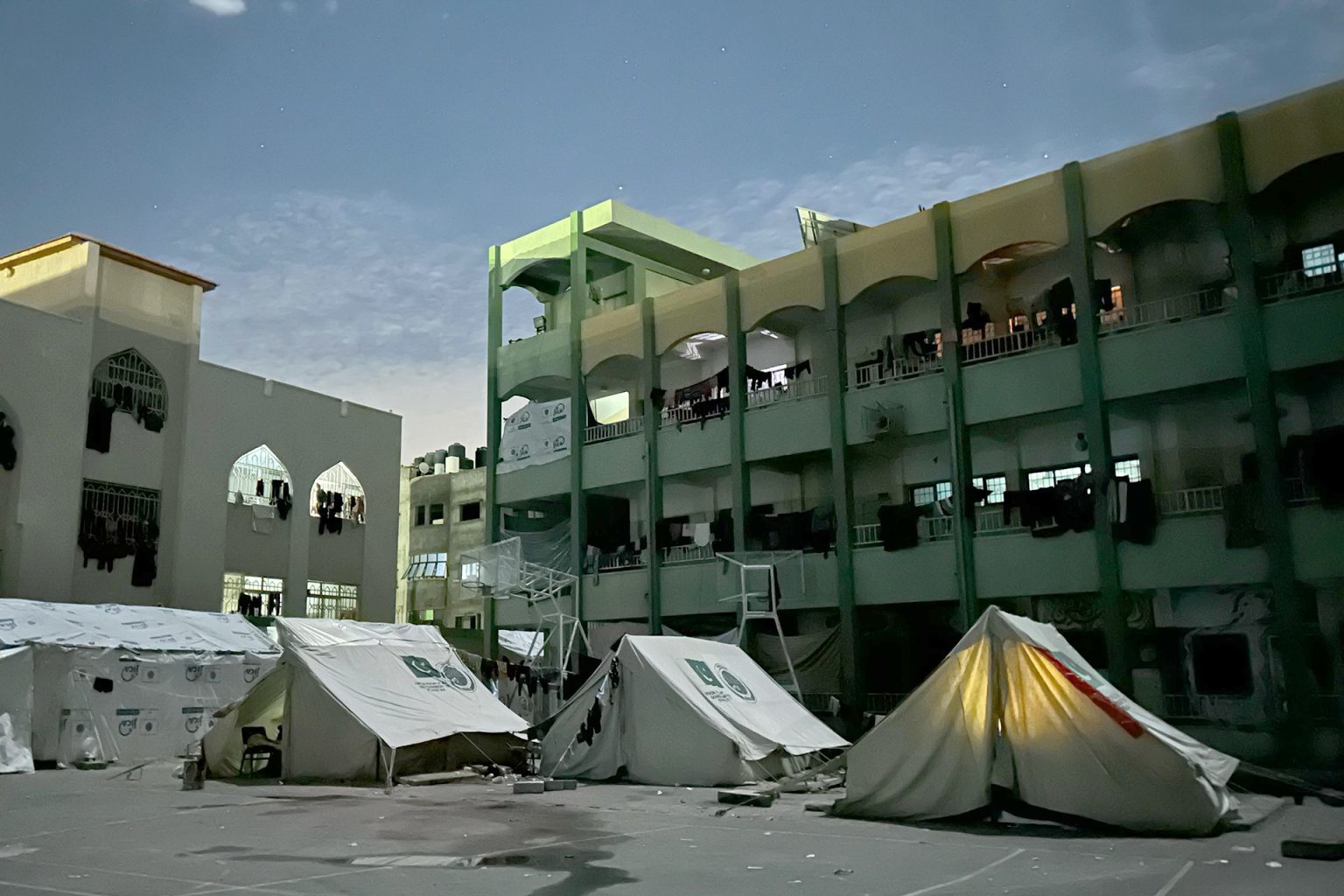 مراكز إيواء الغزيين ليلا.. باردة ومظلمة ومخيفة