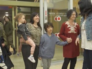 وسائل إعلام إسرائيلية: حماس أحسنت معاملة الأسرى المفرج عنهم