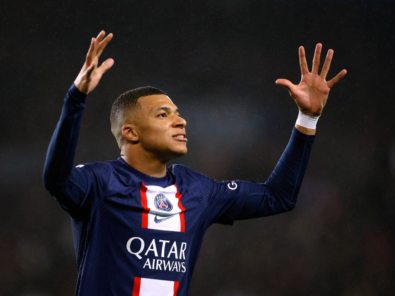 نجوم كرة قدم يكسبون الملايين على الميدان وخارجه