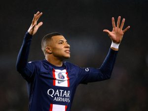 نجوم كرة قدم يكسبون الملايين على الميدان وخارجه