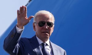 كاتب بريطاني: لا تنخدعوا فبايدن شريك كامل في الإبادة بغزة