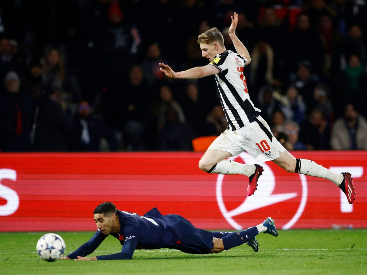 بالفيديو- إعفاء حكم لاحتساب ضربة جزاء على نيوكاسل.. وماذا عن عرقلة حكيمي نجم سان جيرمان؟