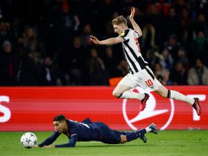 بالفيديو- إعفاء حكم لاحتساب ضربة جزاء على نيوكاسل.. وماذا عن عرقلة حكيمي نجم سان جيرمان؟