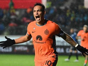 إنتر يتمسك بصدارة الدوري الإيطالي ونابولي يستعيد التوازن وميلان يواصل النزيف