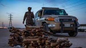 ضبط مخالف لنظام البيئة لتخزينه حطبًا محليًا في المنطقة الشرقية