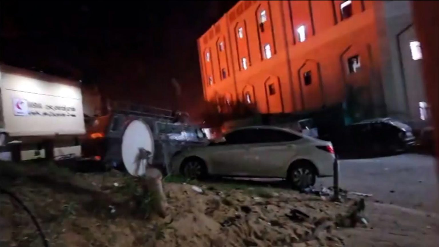 شاهد.. لحظة القصف الإسرائيلي العنيف لمحيط المستشفى الإندونيسي