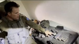 الاحتلال يعرض صورا لأسلحة من داخل مشفى الشفاء وحماس تصفها بالسخيفة