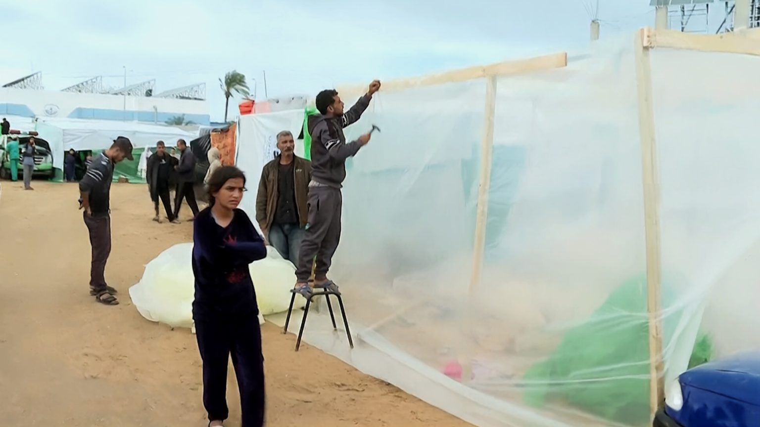 الرياح والأمطار تزيد معاناة النازحين في دير البلح