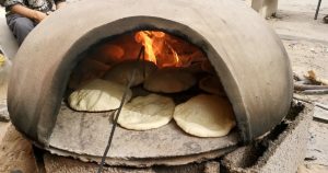 بقليل من الدقيق.. غزة تعود إلى “أفران الطين”