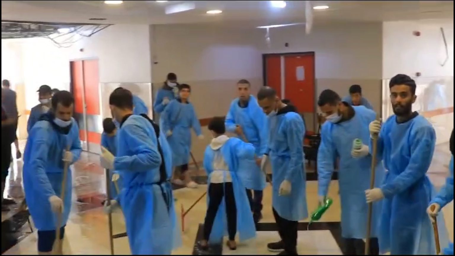 نازحون غزيون يبادرون بتنظيف المستشفى الإندونيسي لإعادة تشغيله