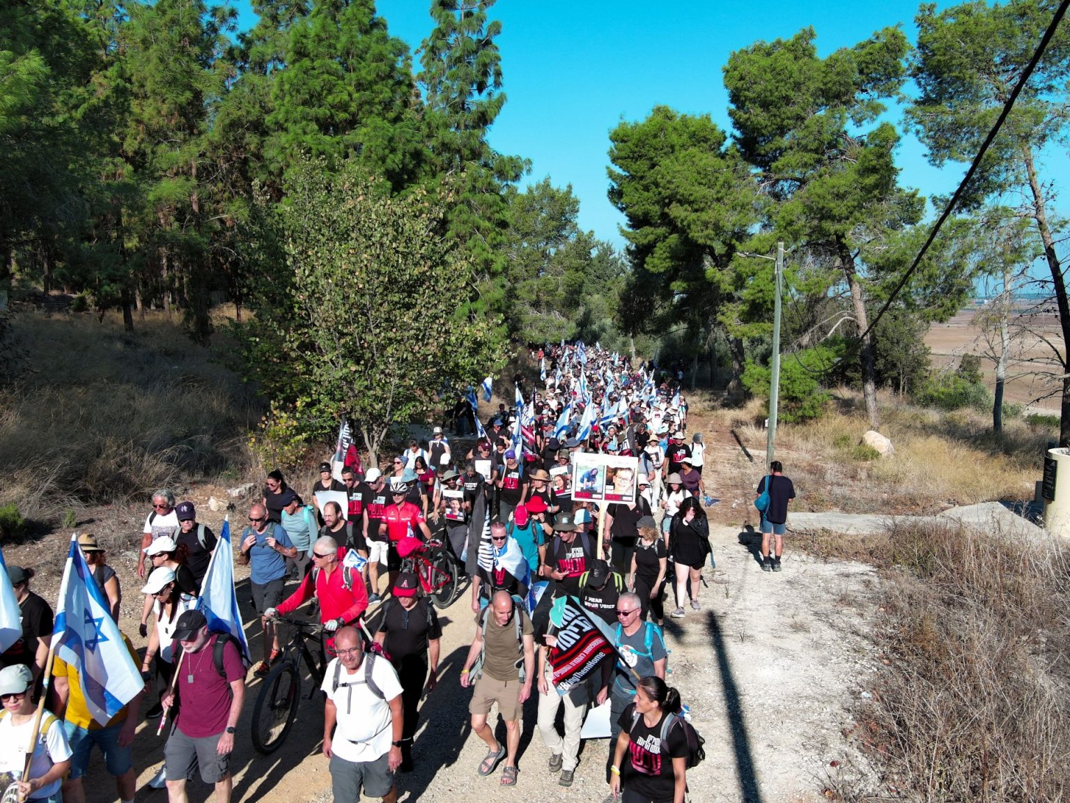 مسيرة عائلات الأسرى الإسرائيليين تصل القدس قبيل مظاهرة كبرى بتل أبيب