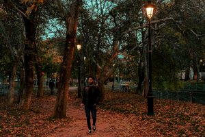 المشي ليلا.. وصفة سحرية لنوم هادئ