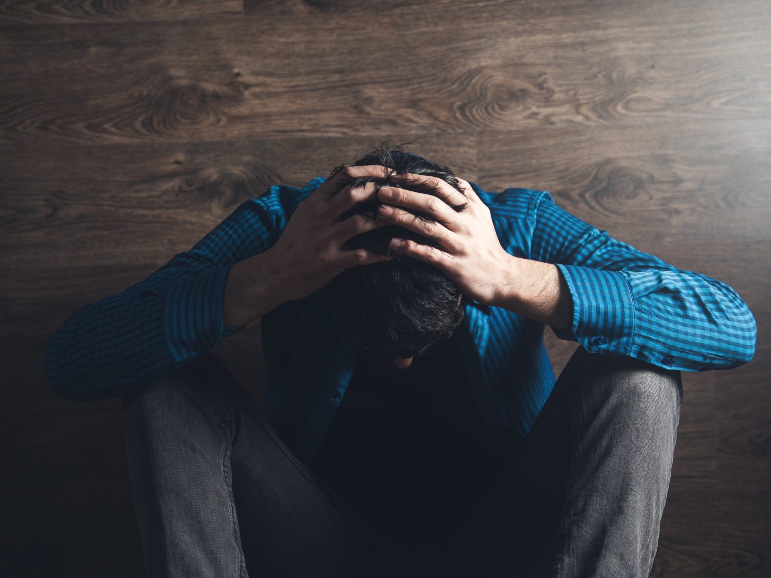 منها الإفراط بالتفكير في ضحايا المآسي.. كيف تخفف من أعراض الصدمة الثانوية؟