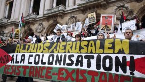 كيف استطاع الاستعمار زعزعة شعور أبناء العربية تجاه لغتهم الأم؟