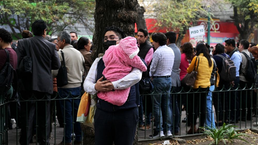 زلزال بقوة 5.8 درجات يهز وسط العاصمة المكسيكية