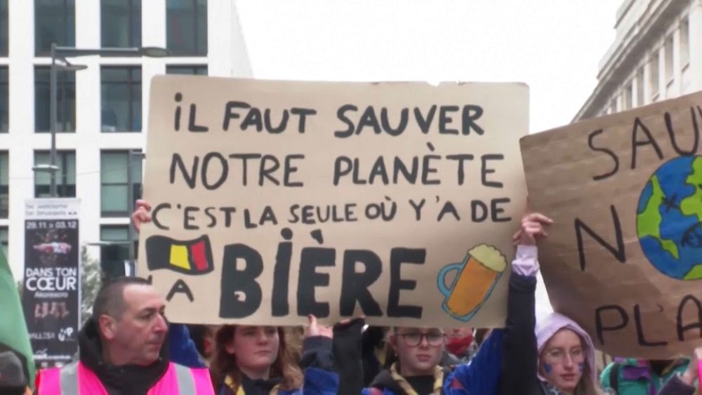 فيديو : شاهد: ناشطو المناخ يتظاهرون في بلجيكا “أنقذوا كوكبنا فهو الوحيد الذي توجد فيه بيرة”