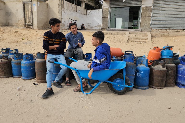 لم تكن مساعدات أيام الهدنة السبعة كافية لإنهاء أزمات الغزيين المركبة-رائد موسى-رفح-الجزيرة نت