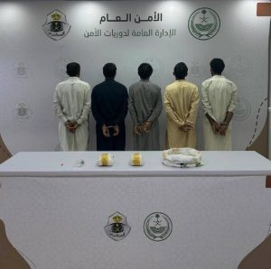 دوريات الأمن بجدة تقبض على 5 مقيمين لترويجهم 4 كيلوغرامات من مادة الميثامفيتامين المخدر «الشبو»