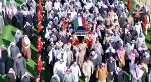 أمير الكويت يؤدي صلاة الميت على نواف الصباح