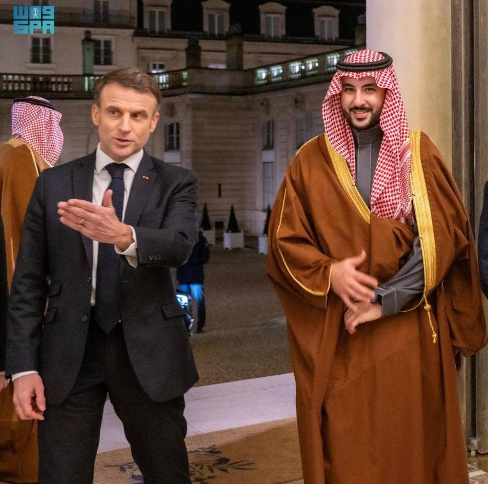 بتوجيه من ولي العهد.. وزير الدفاع يلتقي الرئيس الفرنسي