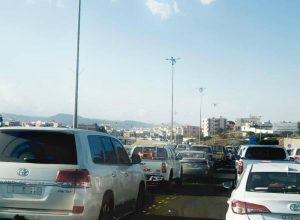 زحام مروري تشهده «ضلع».. ومواطنون: نطالب بمسارين للنازل