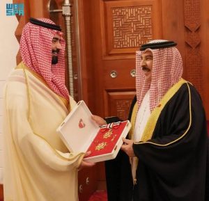 ملك البحرين يمنح سفير خادم الحرمين وسام البحرين من الدرجة الأولى