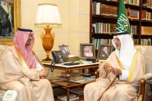 خالد الفيصل يستقبل سعود بن مشعل في منزله بجدة