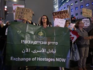 عائلات محتجزين إسرائيليين يطالبون بمساعدة دولية