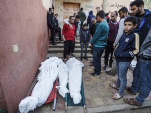 الاحتلال يرتكب 21 مجزرة في غزة ومستشفيات القطاع تستقبل نحو 300 شهيد