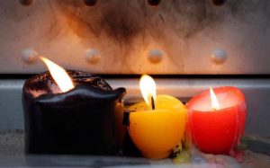 ما المخاطر التي تسببها الشموع المعطرة في المنازل؟