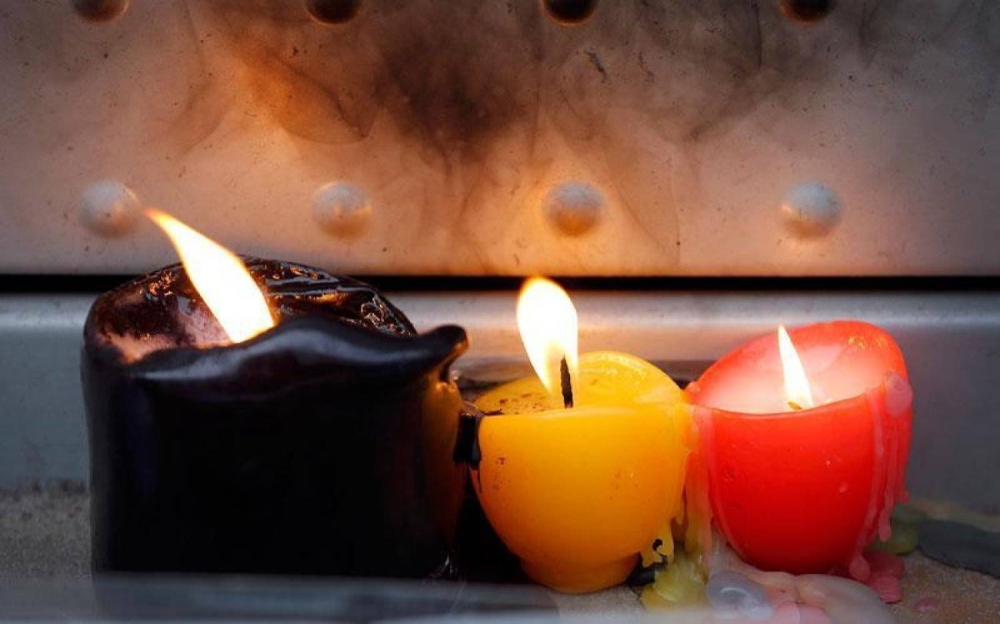 ما المخاطر التي تسببها الشموع المعطرة في المنازل؟