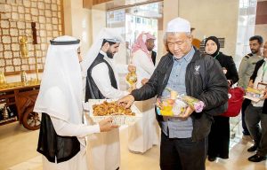 تضم 250 معتمراً ومعتمرة من 14 دولة.. وصول الدفعة الأولى من ضيوف خادم الحرمين ببرنامج العمرة والزيارة