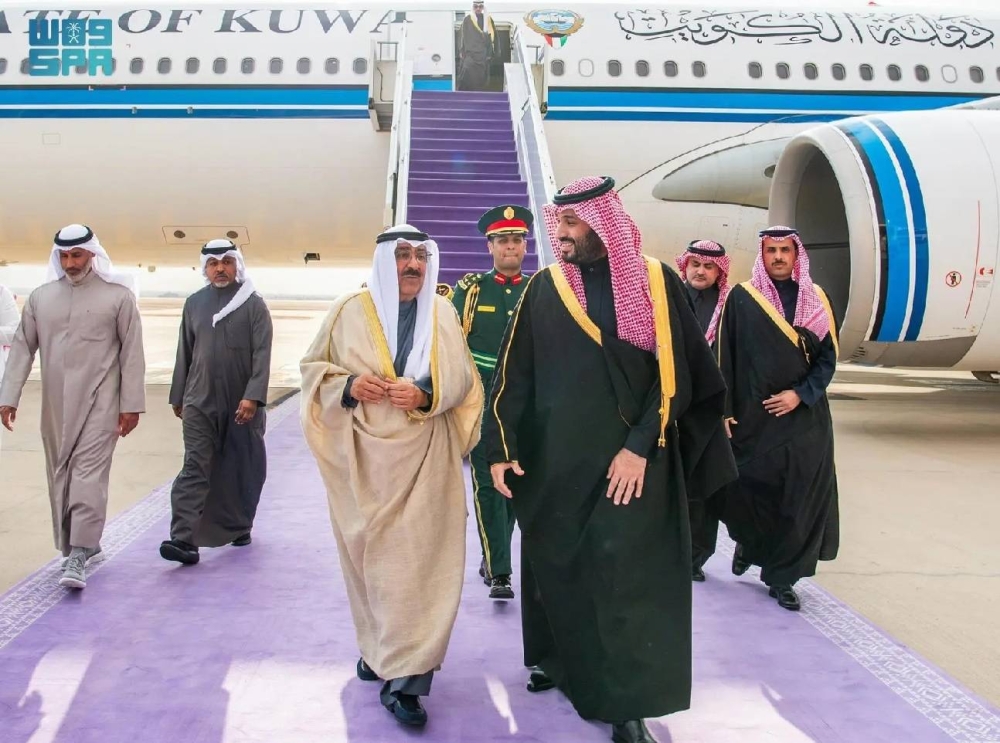 أمير الكويت يصل الرياض في زيارة للمملكة.. وولي العهد في مقدمة مستقبليه