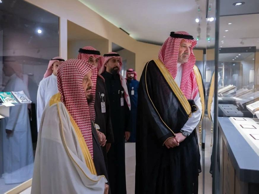 فيصل بن سلمان يتفقد مشروع موسوعة الحج والحرمين الشريفين