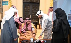 سعود بن نهار يطلع على تجربة دمج الطب الاتصالي مع تقنيات الصحة