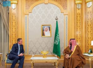 ولي العهد يستعرض العلاقات الثنائية ومجالات التعاون مع وزير الخارجية والتنمية البريطاني
