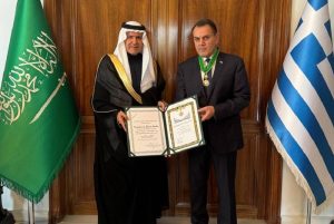 السفير السعودي لدى اليونان يقلّد بانايوتوبولس وسام الملك عبدالعزيز