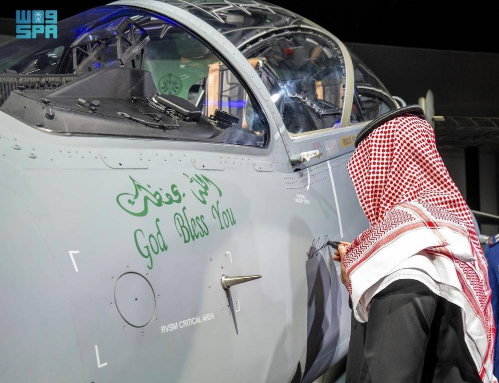 «صناعة سعودية».. وزير الدفاع يدشّن آخر طائرة «هوك تي ١٦٥»