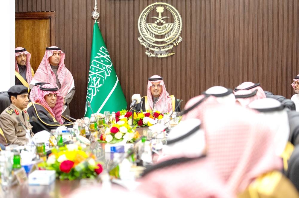 نائب أمير مكة يناقش تسريع تنفيذ 23 مشروعاً في تربة والخرمة