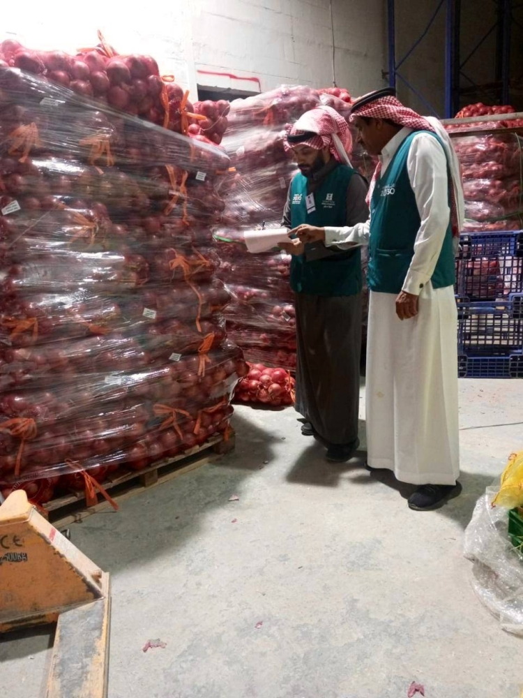 «التجارة» تضبط 8 أطنان بصل مخزنة في مستودع بالرياض وتُلزم المنشأة بضخها فوراً في الأسواق