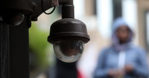 فلسطينيو الضفة بين “الذئب الأزرق” و”الأحمر” وتطبيقات “مراقبة وقتل”