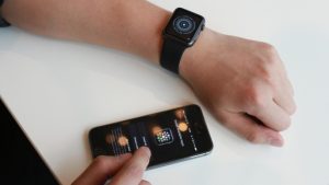 آبل: بطارية آيفون 15 تستمر لضعف العمر الموعود