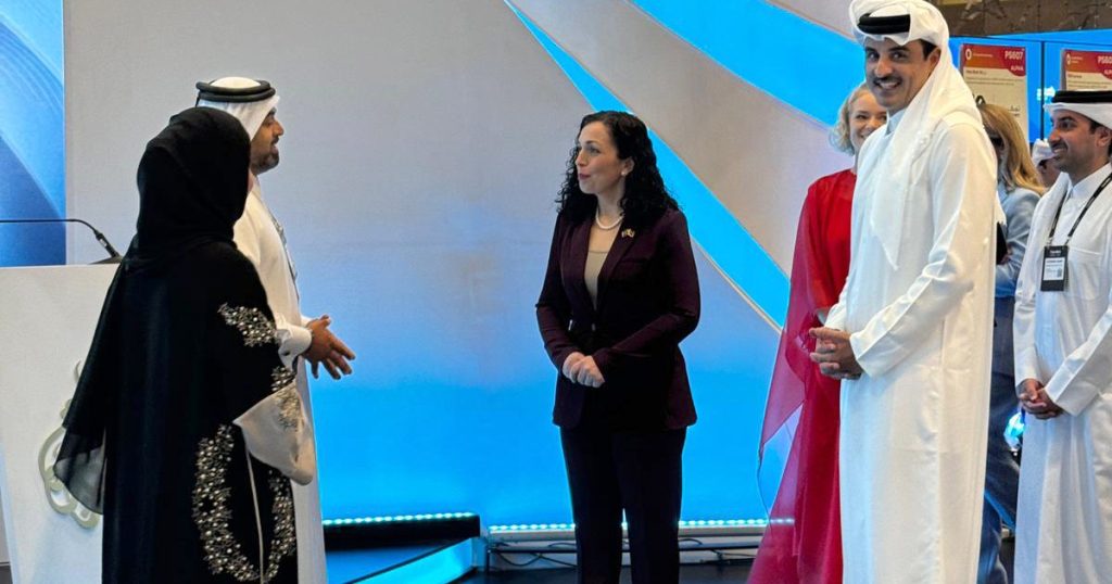 أمير قطر يزور جناح شبكة الجزيرة في قمة الويب