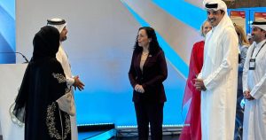 أمير قطر يزور جناح شبكة الجزيرة في قمة الويب